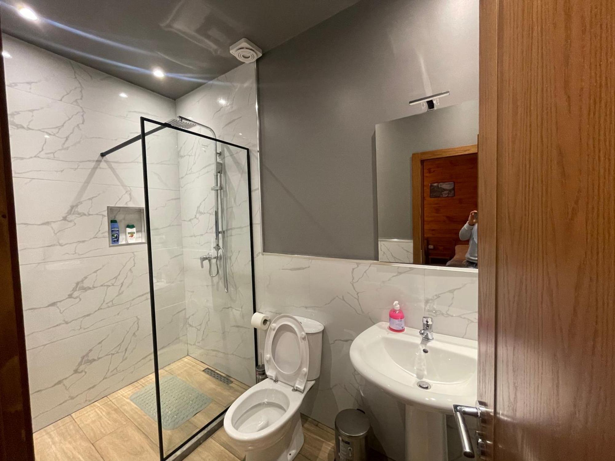 'Gurra Family' Guesthouse Тет Екстериор снимка