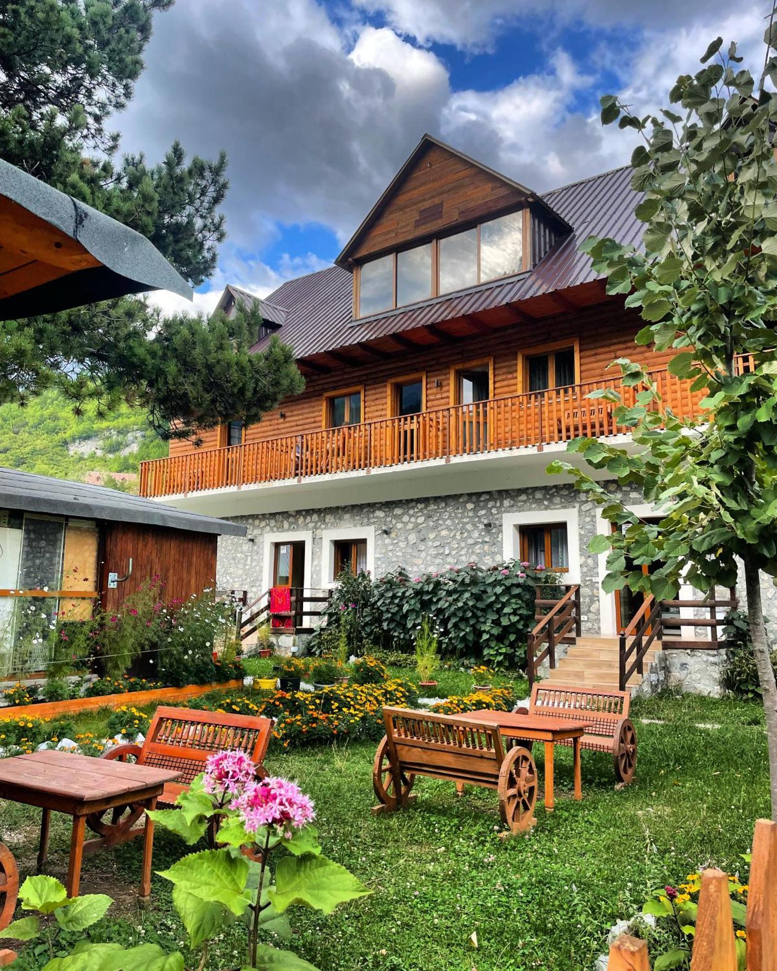 'Gurra Family' Guesthouse Тет Екстериор снимка
